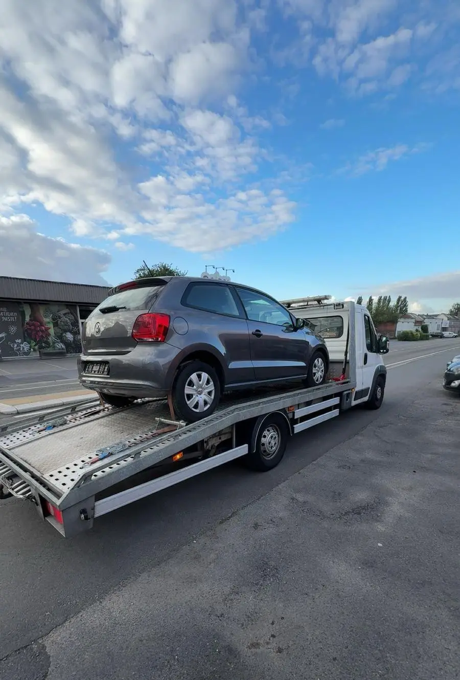 Dépannage Volkswagen Polo sur plateau 2A CARS dans le Hainaut