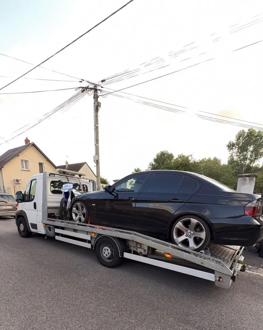 Transport BMW Série 3 sur plateau de dépannage dans le Hainaut