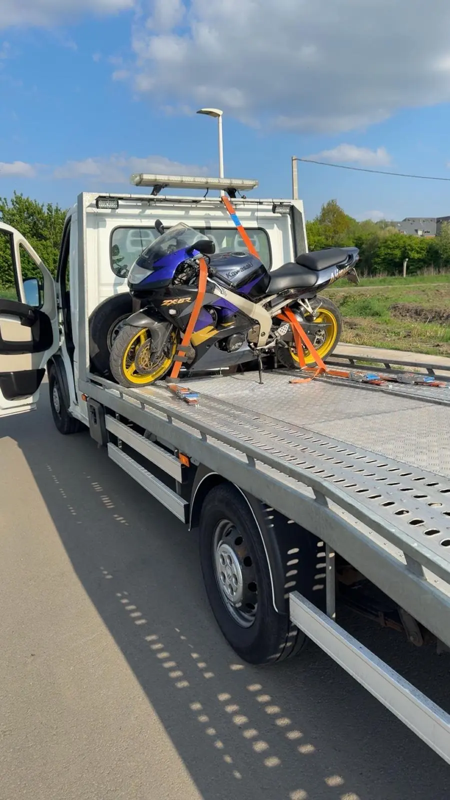 Transport de moto Kawasaki Ninja sur plateau 2A CARS en Belgique